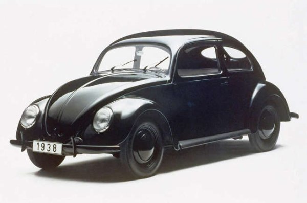 Много хора смятат, че Фердинанд Порше е човекът зад Beetle, но това е дълбоко невярно. Инженерът и изобретател Бела Барени измисли дизайна пет години преди Порше да представи първоначалната си скица, вдъхновена от насекоми. Трябва да благодарим на първия за животоспасяващата концепция със „зона на смачкване“ и „недеформируема клетка за пътнически автомобили“.

Историята е известна - Адолф Хитлер дава на Порше поръчка да разработи "Народен автомобил", който може да транспортира двама възрастни и три деца със скорост 95 километра час и да струва не повече от един мотоциклет. Необичайната форма на Beetle става невероятно емблематична и се произвежда до 2003 година.